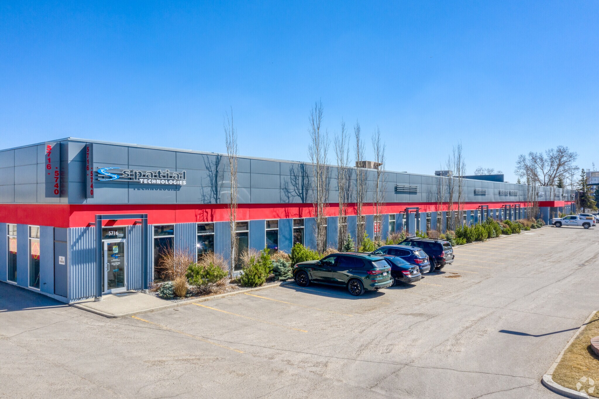 5716-5740 Burbank Cres SE, Calgary, AB à vendre Photo principale- Image 1 de 1