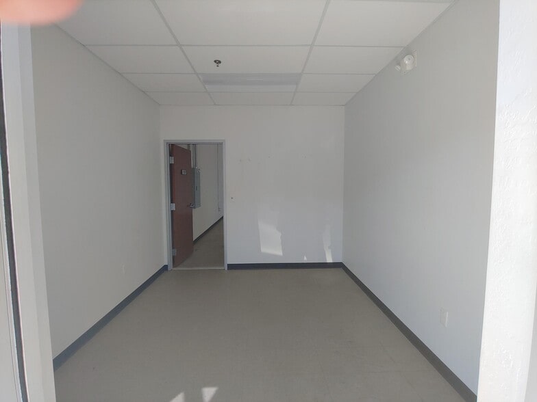 426 N Dysart Rd, Goodyear, AZ for lease - Interior Photo - Image 3 of 6