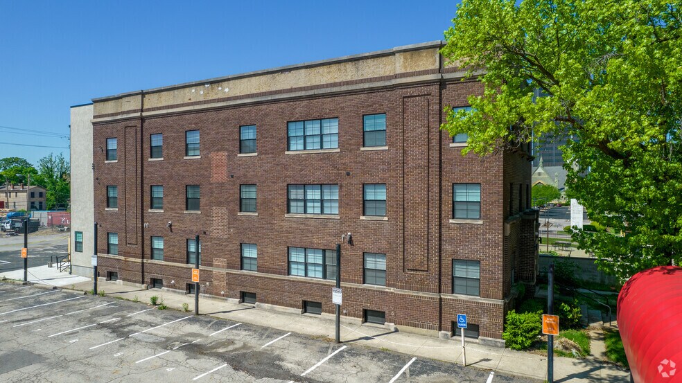 595 E Broad St, Columbus, OH à vendre - Photo du bâtiment - Image 3 de 53