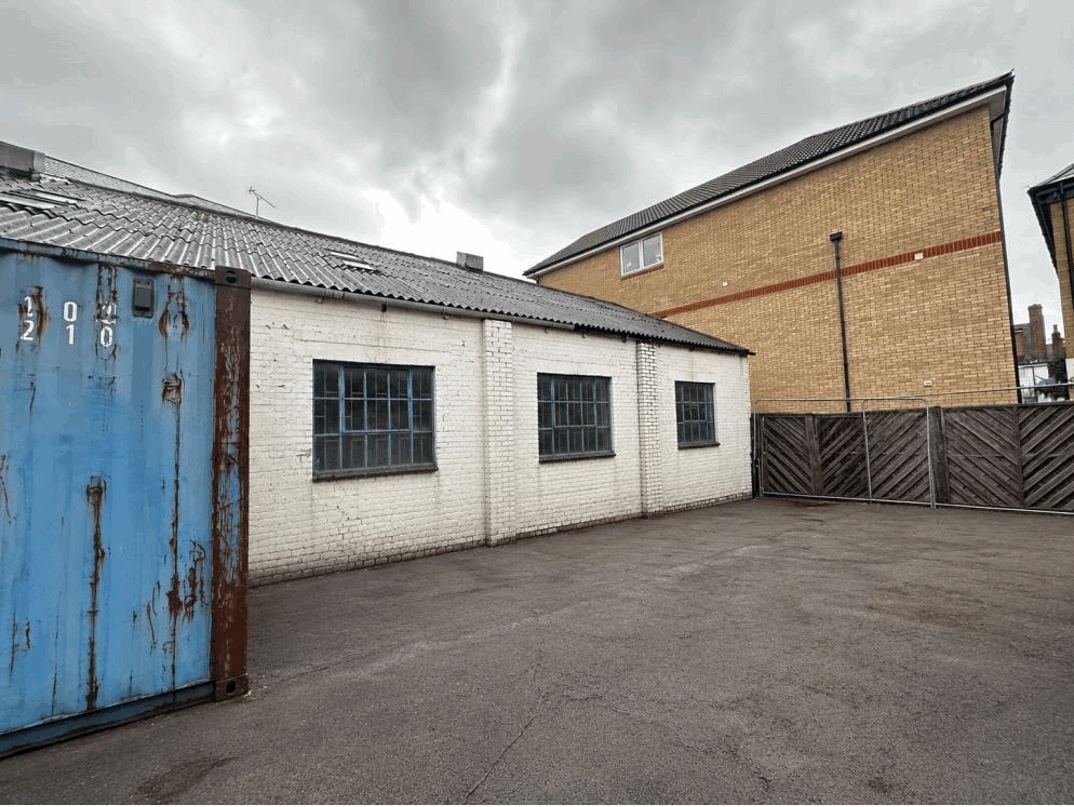 Gogmore Ln, Chertsey for lease Interior Photo- Image 1 of 4