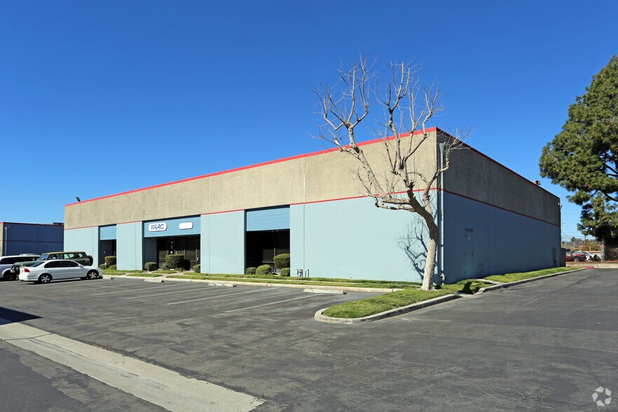 367-377 S Acacia Ave, Fullerton, CA à louer - Photo du bâtiment - Image 2 de 3