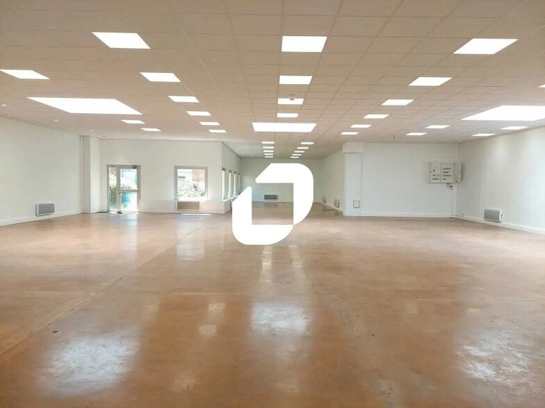 Flex in Trappes for lease - Interior Photo - Image 2 of 11