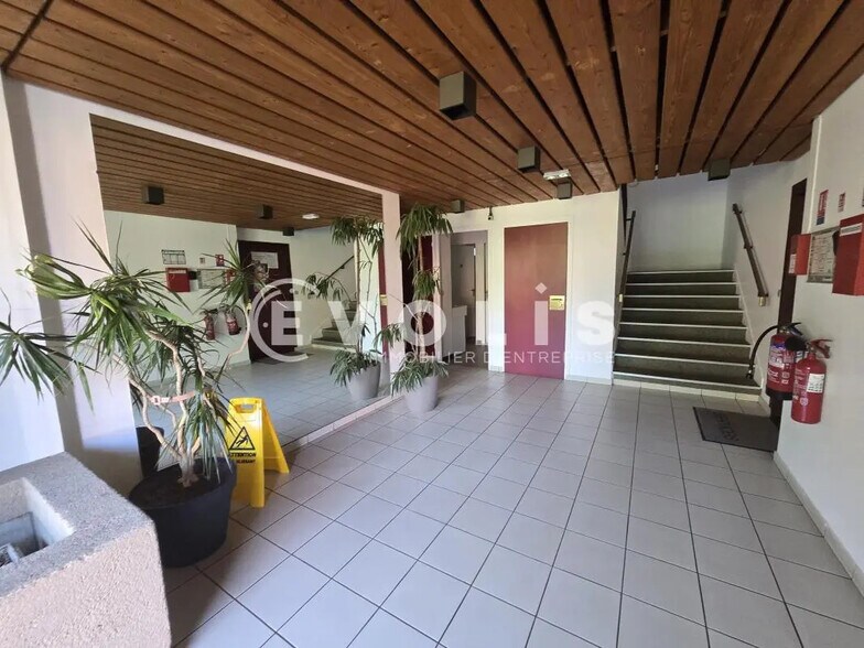 Office in Igny for lease - Lobby - Image 2 of 9