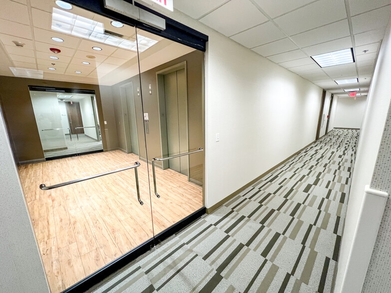 500 W Illinois Ave, Midland, TX for lease - Interior Photo - Image 2 of 73