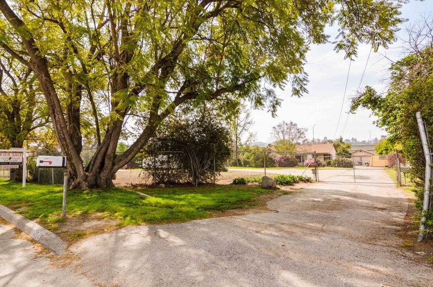 10404 Foothill Blvd, Sylmar, CA for sale - Primary Photo - Image 1 of 48