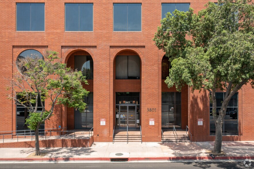 3801 University Ave, Riverside, CA à louer - Photo du bâtiment - Image 2 de 7