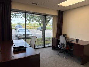 39111 W 6 Mile Rd, Livonia, MI à louer Photo intérieure- Image 1 de 1