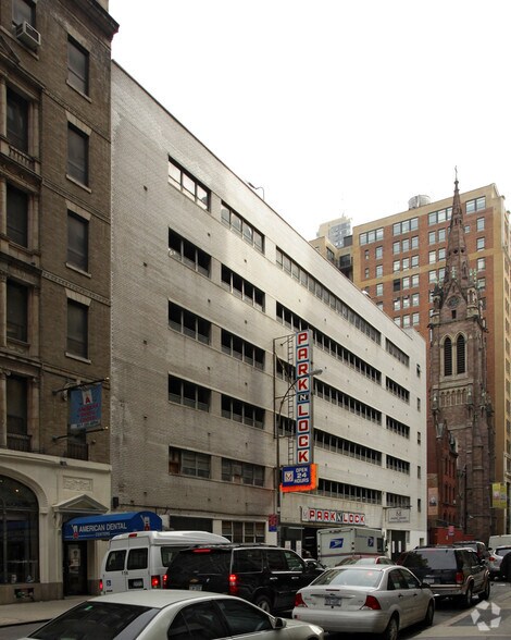 220 W 31st St, New York, NY for lease - Building Photo - Image 3 of 3