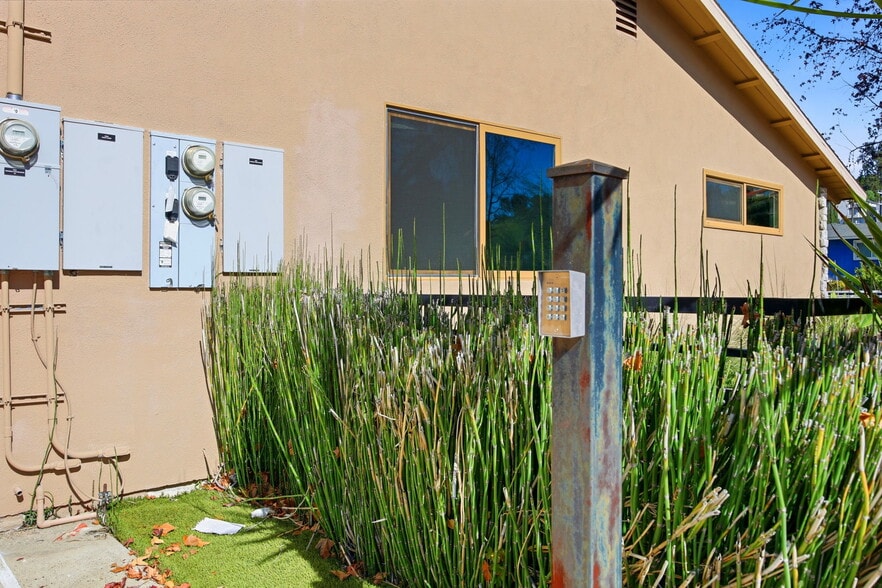 5237 Topanga Canyon Blvd, Woodland Hills, CA for sale - Building Photo - Image 3 of 34