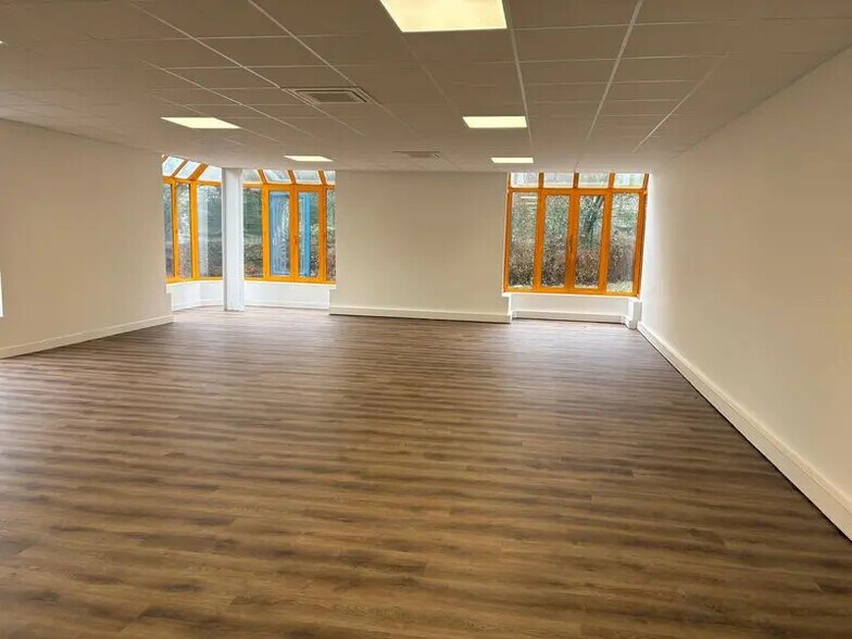 Office in Croissy-Beaubourg for lease - Interior Photo - Image 2 of 9