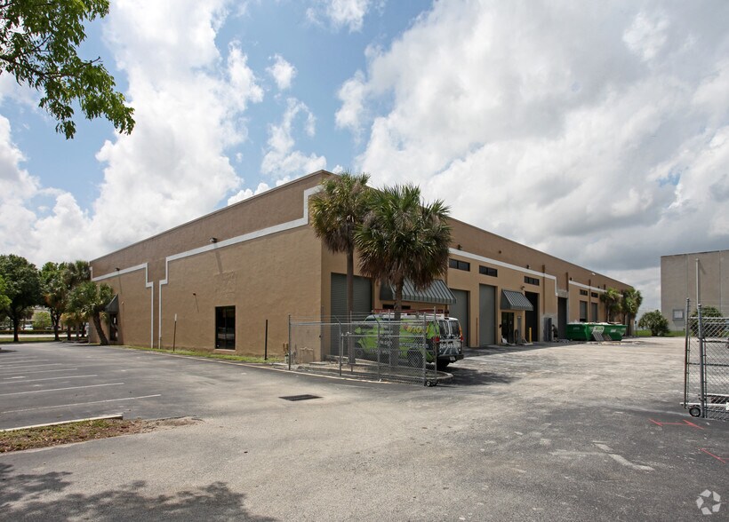 1700 Banks Rd, Margate, FL à louer - Photo du bâtiment - Image 2 de 11