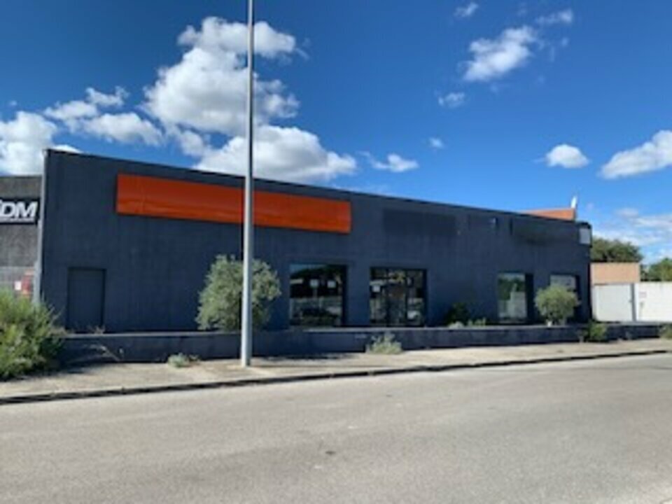 Retail in Le Pontet for lease Building Photo- Image 1 of 8