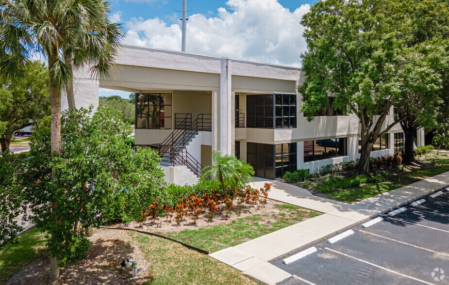 1800 NW 69th Ave, Plantation, FL à louer - Photo du bâtiment - Image 2 de 25