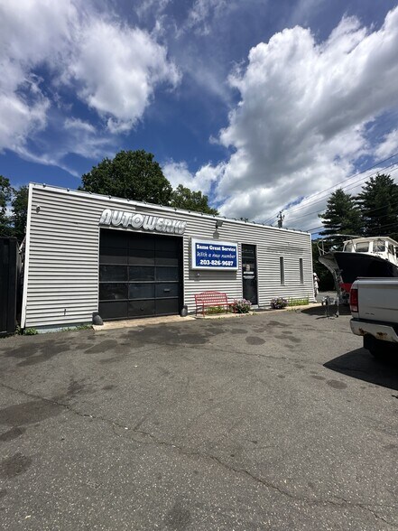 2 E Hayestown Rd, Danbury, CT à vendre - Photo du bâtiment - Image 1 de 8