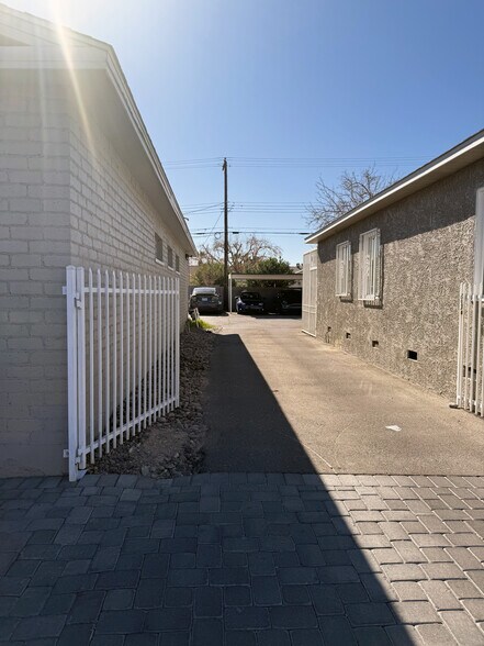 818 E Charleston Blvd, Las Vegas, NV à vendre - Photo du bâtiment - Image 3 de 13