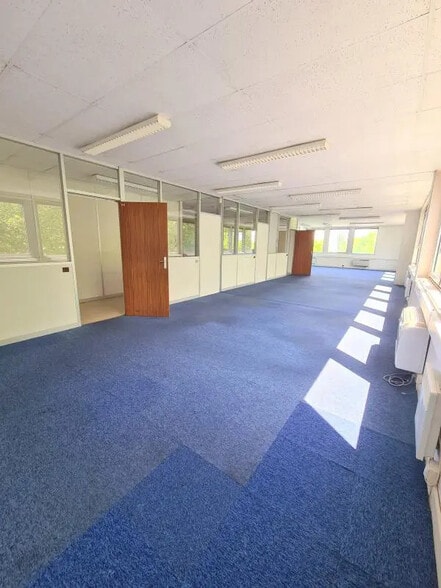 Office in Buc for lease - Interior Photo - Image 3 of 11