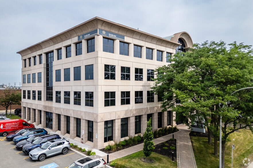 3773-3777 Boul De La Côte-Vertu, Montréal, QC à louer - Photo du bâtiment - Image 2 de 10