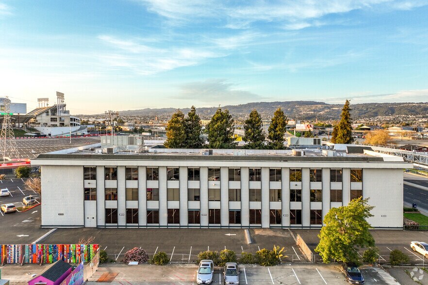 675 Hegenberger Rd, Oakland, CA à louer - Photo du bâtiment - Image 3 de 9