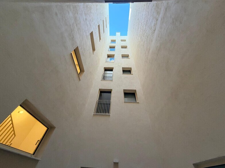 Multifamily in Barcelona, Barcelona for sale - Building Photo - Image 3 of 4