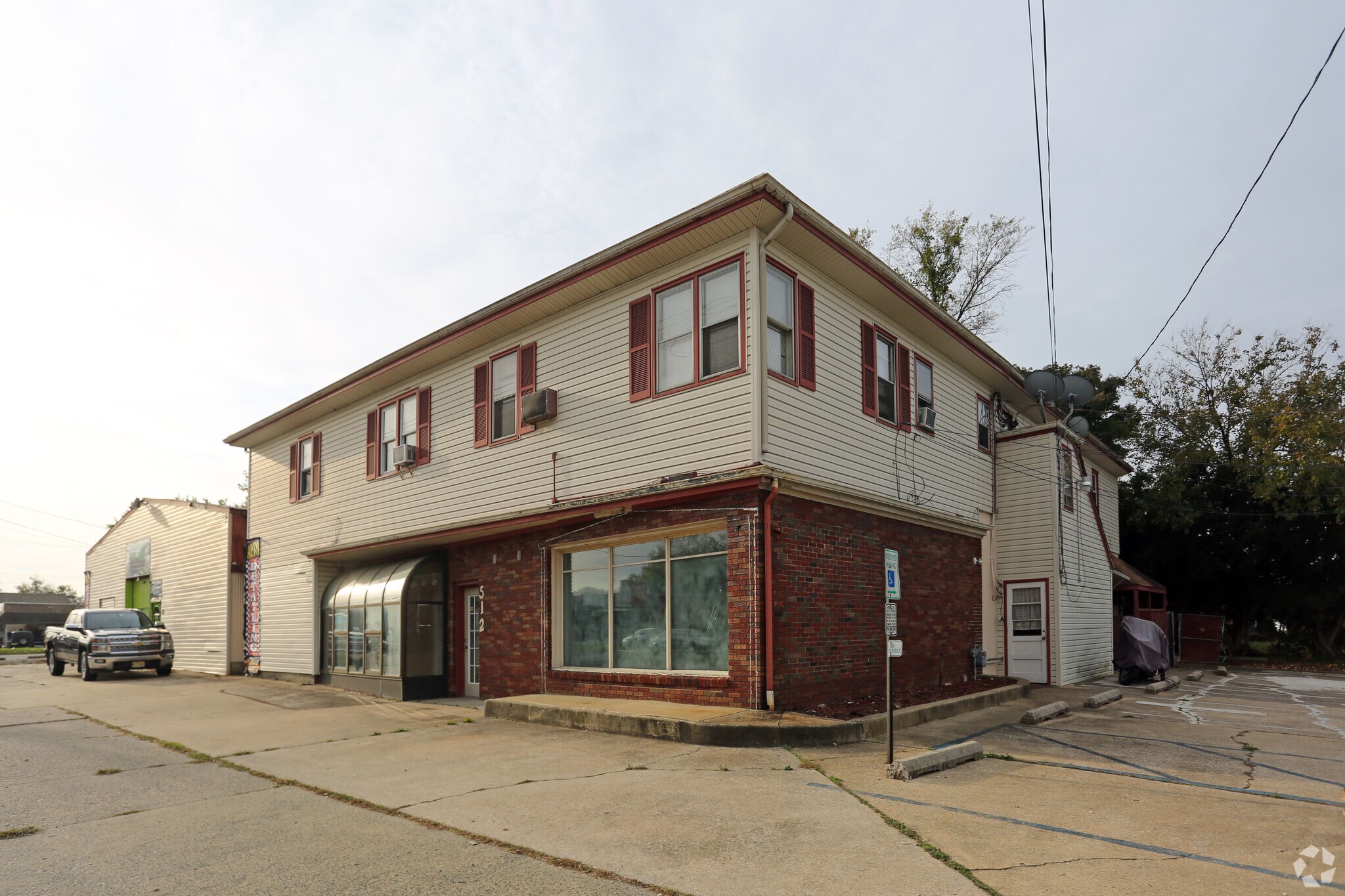 5+ Unit portefeuille de 2 propriétés à vendre sur LoopNet.ca Photo principale- Image 1 de 3