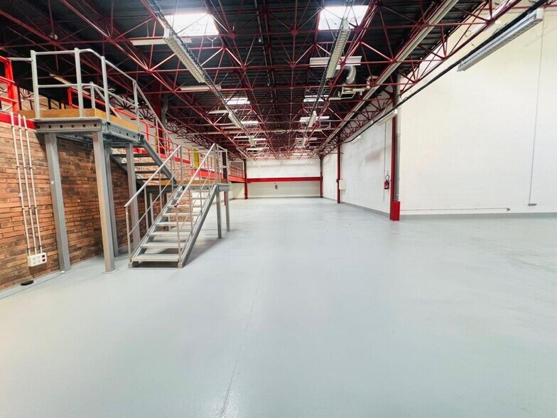 Flex in Montigny-le-Bretonneux for lease - Building Photo - Image 3 of 20