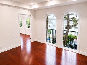 1112 N Sherbourne Dr, West Hollywood, CA for lease Interior Photo- Image 2 of 15
