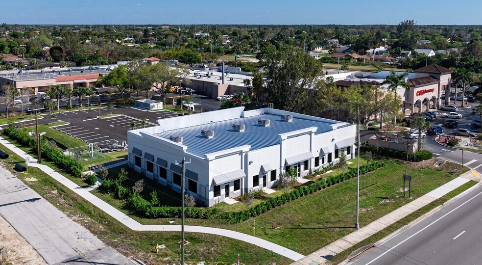 2772 Santa Barbara Blvd, Naples, FL à louer - Photo du bâtiment - Image 1 de 11