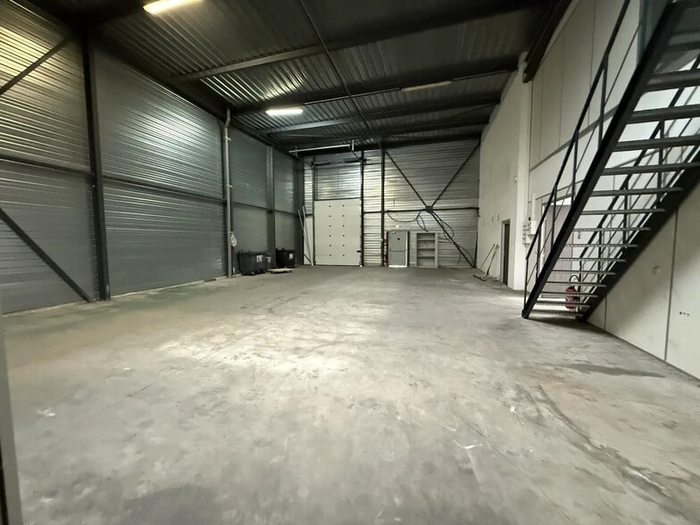 Industrial in Marseille for lease - Interior Photo - Image 2 of 3