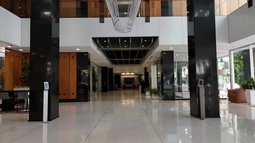 333 Fayetteville St, Raleigh, NC à louer - Vidéo sur l’inscription commerciale - Image 2 de 17