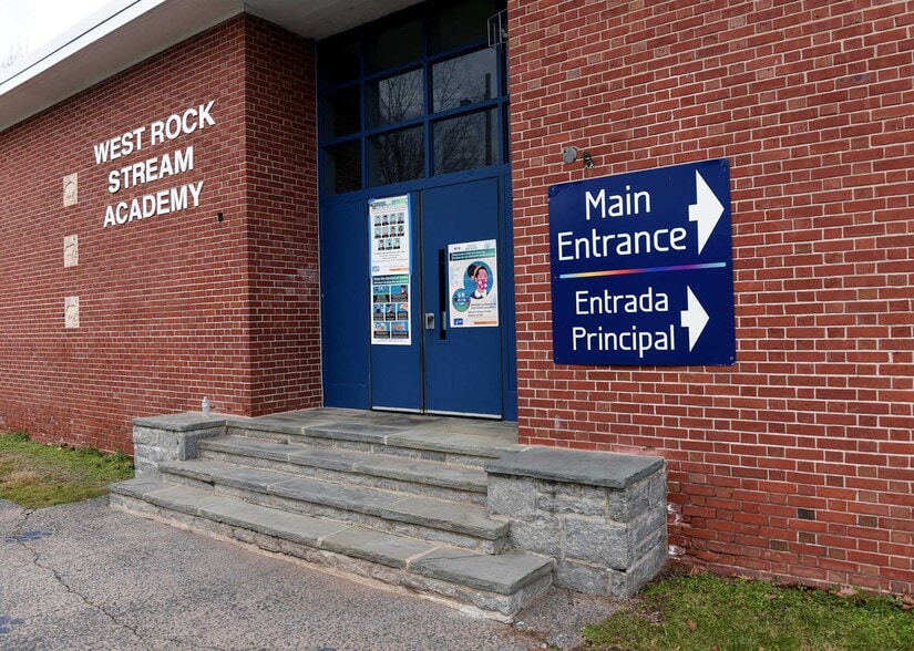 School Buildings for Redevelopment (RFP) portfolio of 2 properties for sale on LoopNet.ca - Building Photo - Image 3 of 4