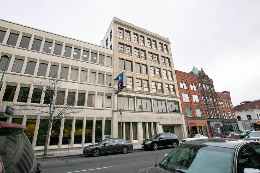 Downtown Bank/Office/Retail portefeuille de 3 propriétés à vendre sur LoopNet.ca - Photo du bâtiment - Image 2 de 6
