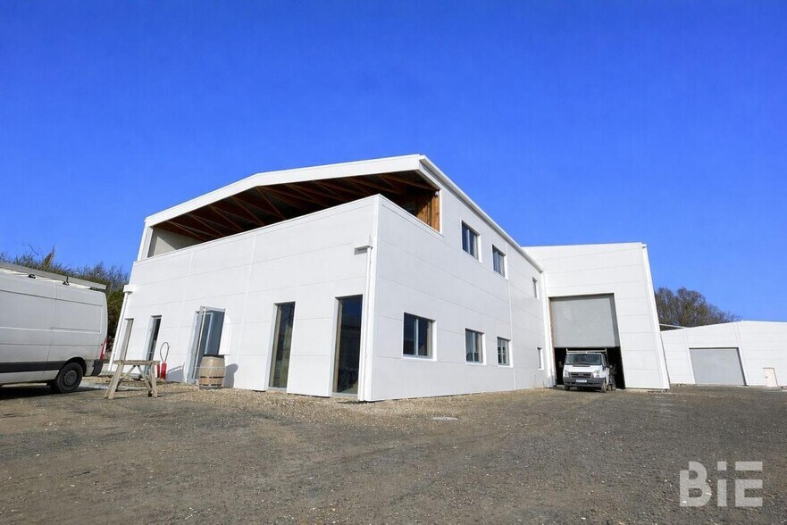 Local d'activités dans Bassens à vendre - Photo du bâtiment - Image 1 de 9