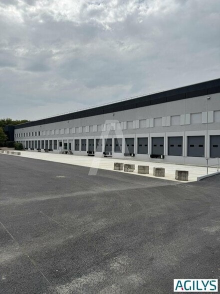 27 Rue Des Cerisiers, Lisses for lease - Building Photo - Image 2 of 7