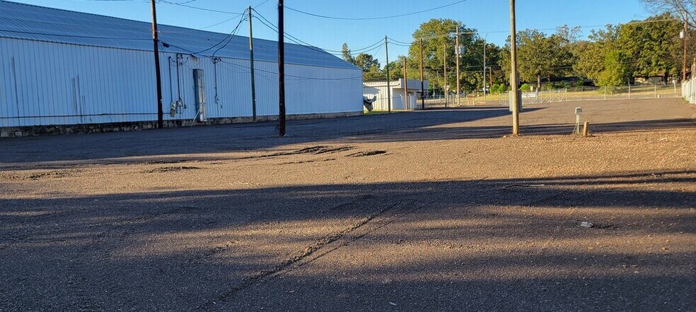 2824 E Highway 80, Longview, TX à louer - Photo du bâtiment - Image 3 de 5