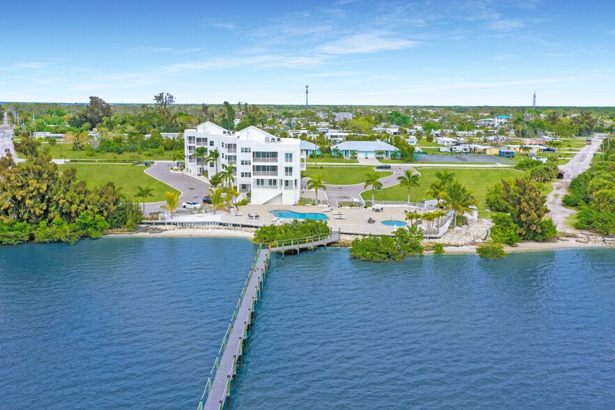 14550 River Beach Dr, Port Charlotte, FL à vendre - Photo du bâtiment - Image 2 de 18