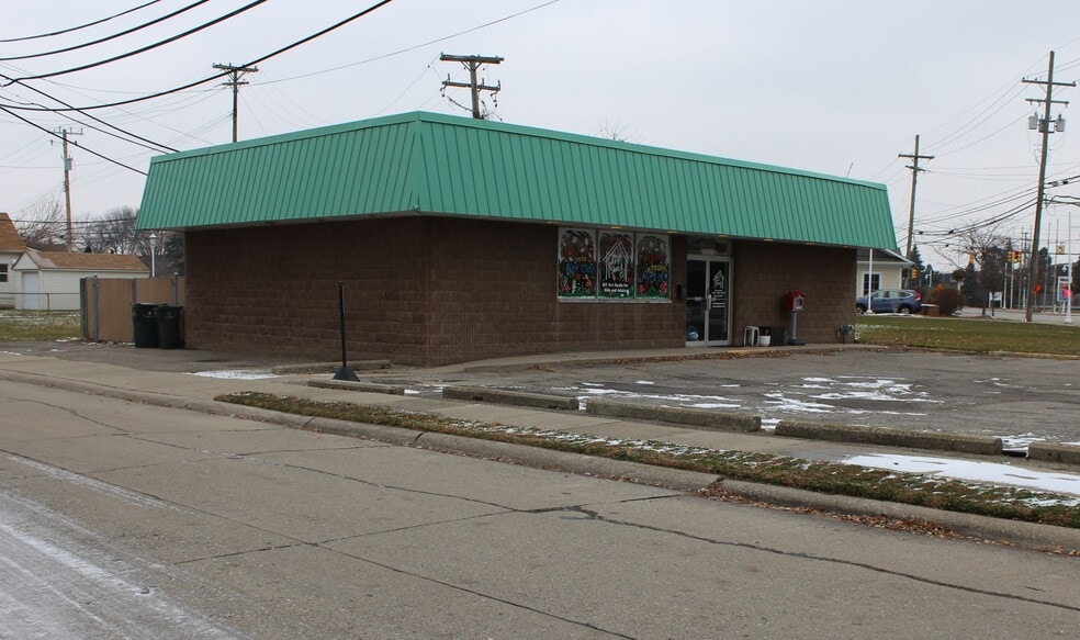 23707 Jefferson Ave, Saint Clair Shores, MI for sale - Building Photo - Image 3 of 7
