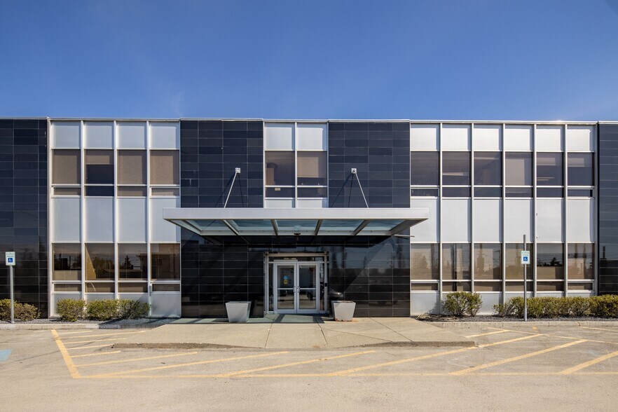 670 W Fireweed Ln, Anchorage, AK à louer - Photo du bâtiment - Image 3 de 6