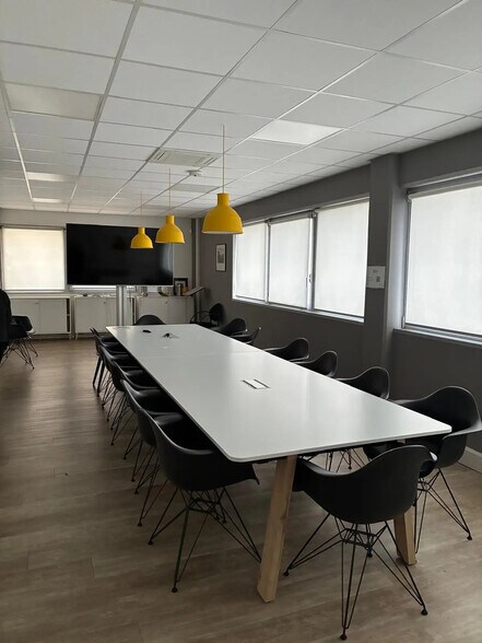 Office in Courbevoie for lease - Building Photo - Image 3 of 5