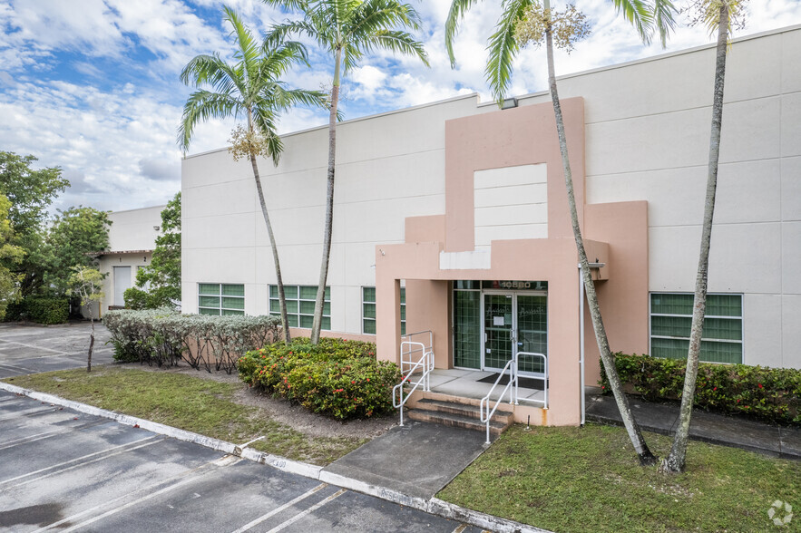 10880 NW 30th St, Doral, FL à vendre - Photo principale - Image 1 de 1