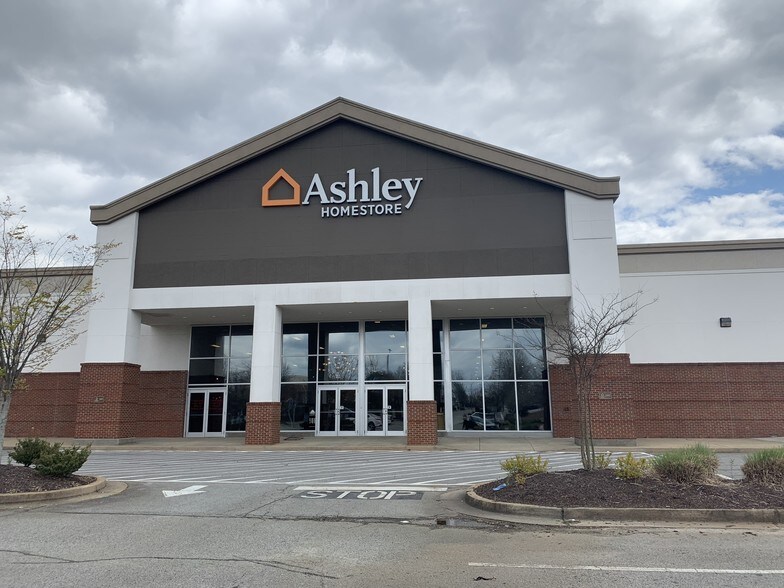 591 Bullsboro Dr, Newnan, GA à louer - Photo du bâtiment - Image 1 de 6