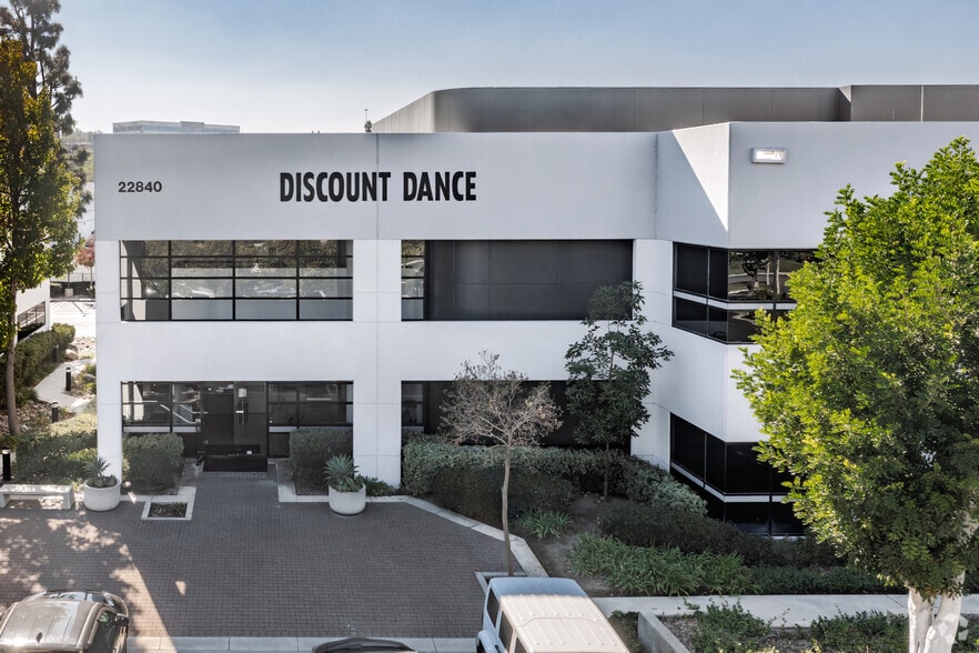 22840 Savi Ranch Pky, Yorba Linda, CA à louer - Photo du bâtiment - Image 3 de 6