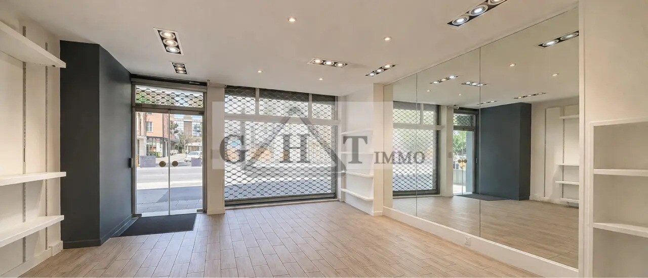 Retail in Saint-Mandé for sale Interior Photo- Image 1 of 5
