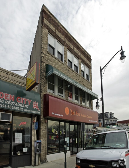 696 Anderson Ave, Cliffside Park, NJ for lease - Building Photo - Image 2 of 2