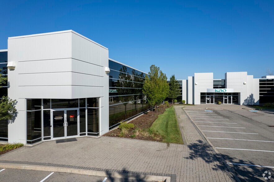 75 Courtneypark Dr W, Mississauga, ON à louer - Photo du bâtiment - Image 2 de 7