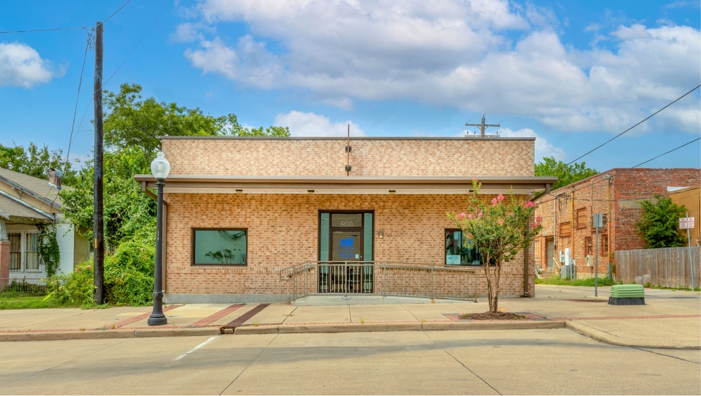 210 W 24th St, Bryan, TX for lease - Primary Photo - Image 1 of 8
