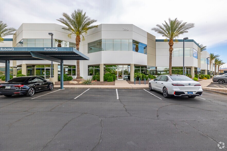 7812 E Acoma Dr, Scottsdale, AZ à louer - Photo du bâtiment - Image 3 de 7