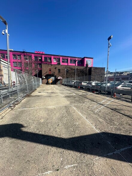 1011 46th Ave, Long Island City, NY à louer - Photo du bâtiment - Image 3 de 5