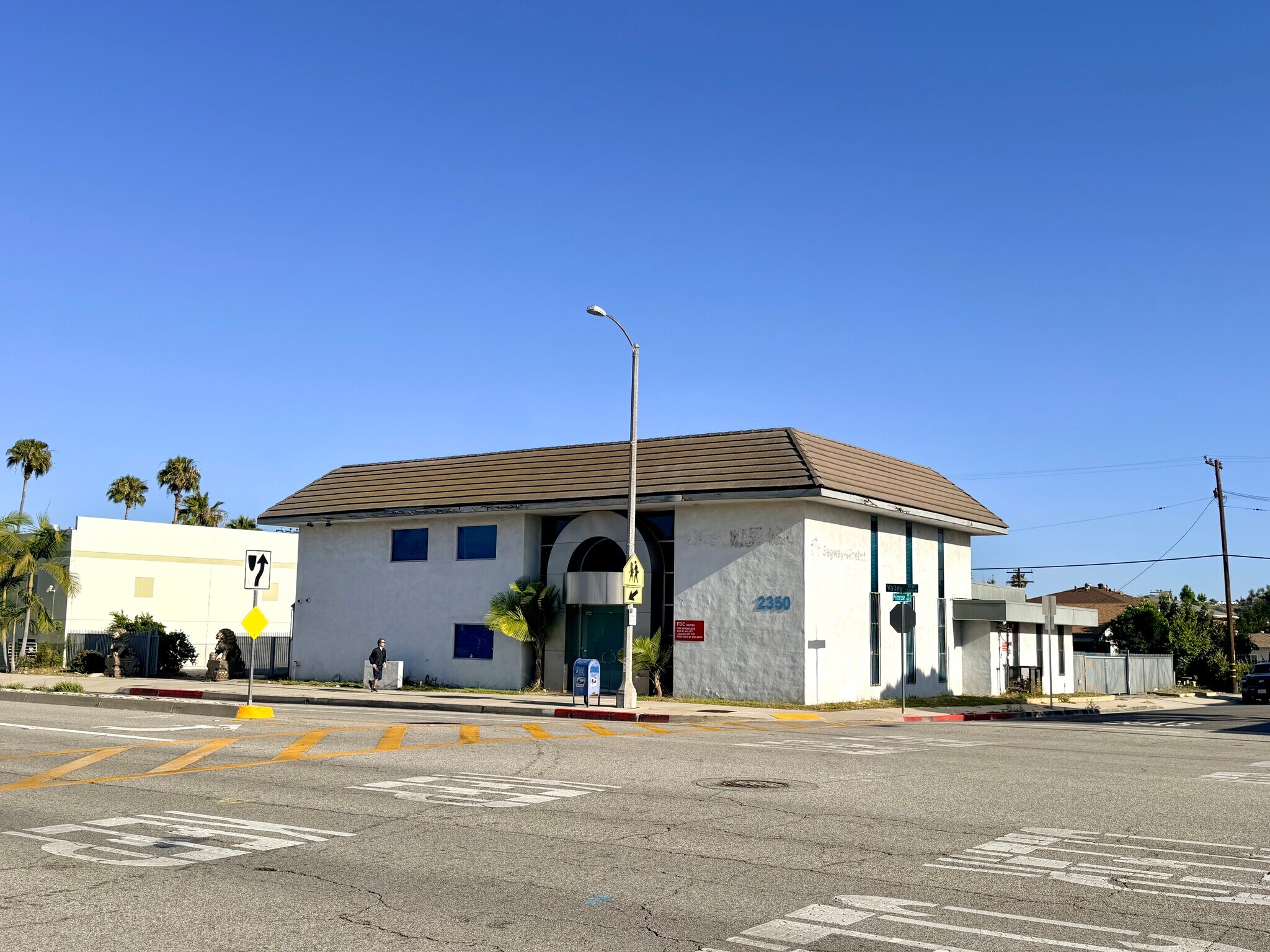 2350 W Valley Blvd, Alhambra, CA for lease Primary Photo- Image 1 of 60