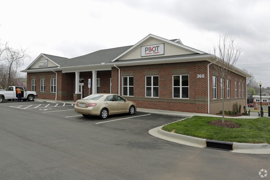360 West St, Pittsboro, NC à louer - Photo du bâtiment - Image 1 de 4
