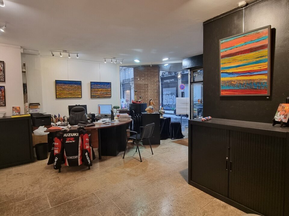 Retail in Paris for lease Interior Photo- Image 1 of 11